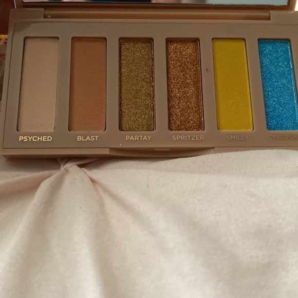Urban Decay Eyeshadow Naked Mucho Happy - Picture 3 of 6